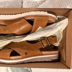 Ugg sandal, natural leather and so comfortable.